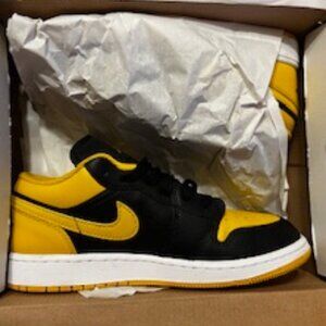 Jordan 1 Low "Black/Yellow Ochre/White" Youth Shoe